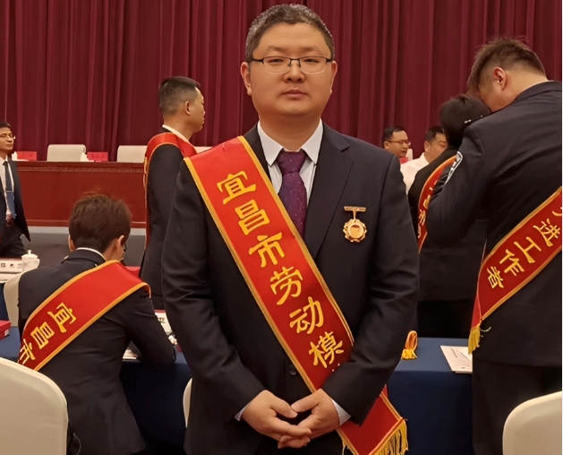 祝賀！微特工程師張艷波榮獲宜昌市&ldquo;勞動(dòng)模范&rdquo;稱號(hào)