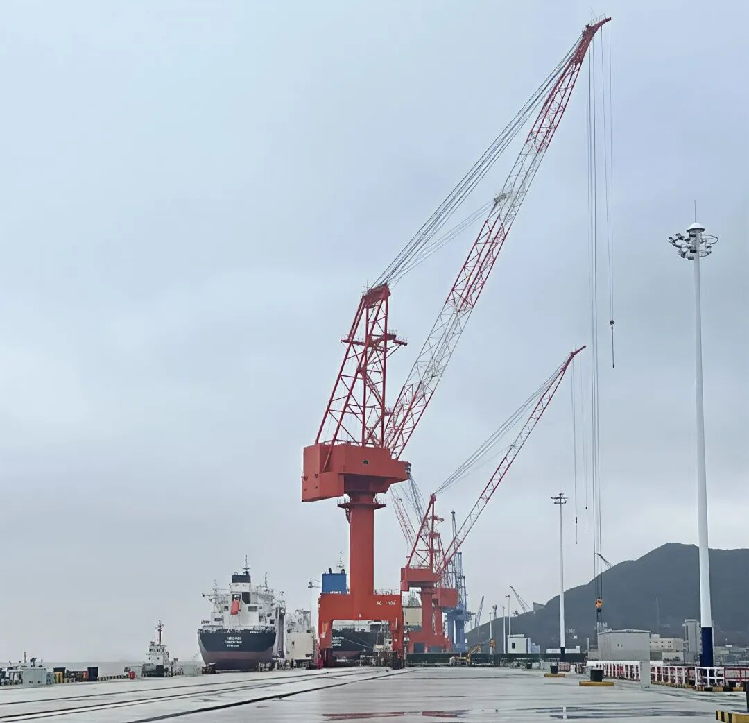 船廠起重作業(yè)現(xiàn)場(chǎng)